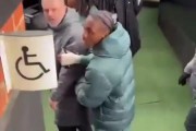 火气很大😠热刺输球后澳波与球迷争吵，特尔上前劝阻