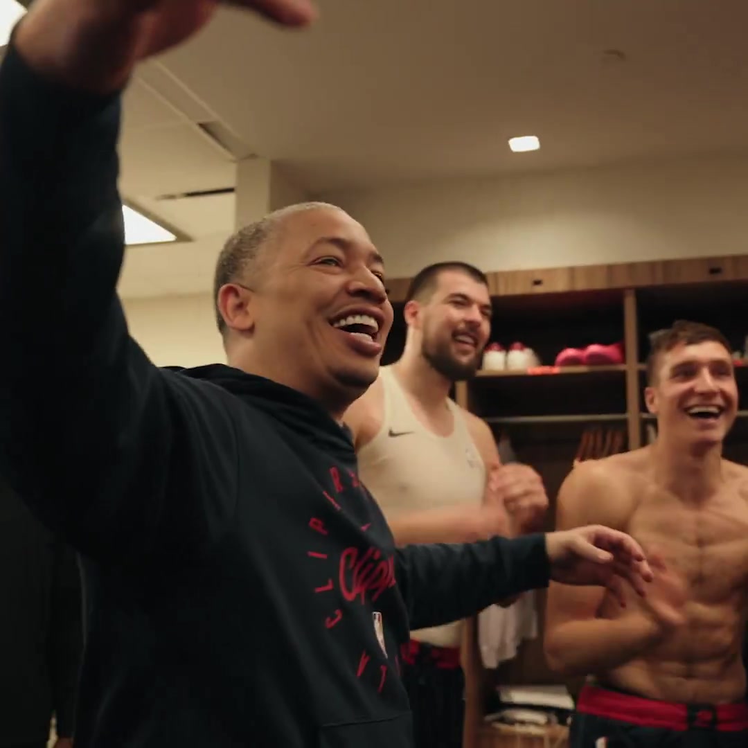 晋级季后赛！快船赛后更衣室内庆祝：1、2、3 Family！🗣️