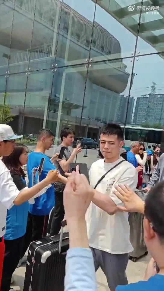 背水一战！北京男篮今天前往杭州 球迷现场送行&鼓励球队打回北京