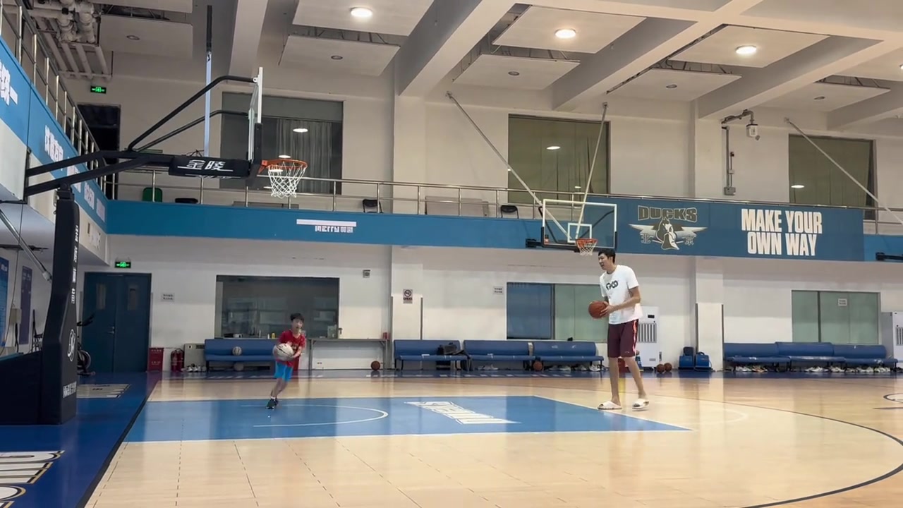 师承老爸！糊糊学习打篮球 周琦变身教练指导儿子