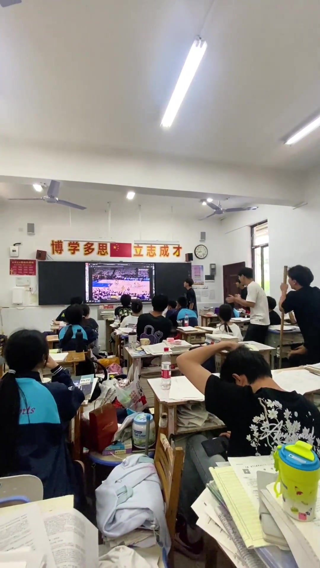 完美的句号！?高三学子跳上课桌庆祝绝杀 哈利惊现评论区