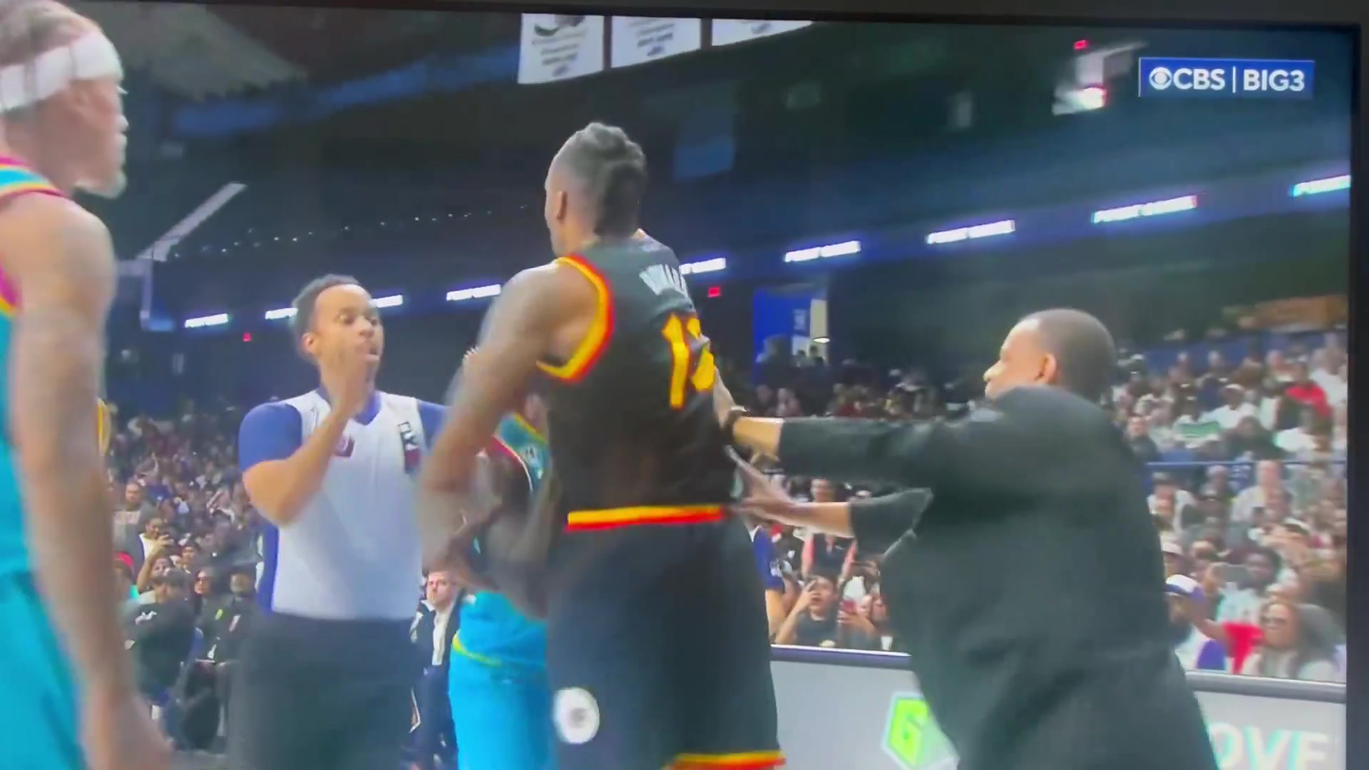 这是另外的价钱?史蒂芬森与霍华德超级大冲突 口角推搡抱摔！