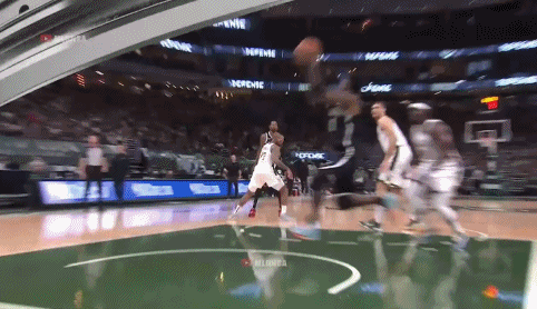 历史上的昨天：欧文落在字母哥脚上报销 雄鹿拖入天王山