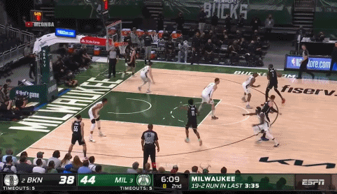 历史上的昨天：欧文落在字母哥脚上报销 雄鹿拖入天王山